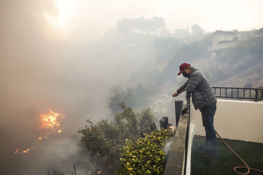 Desalojan a 30 mil residentes de Los Ángeles por incendio que avanza sin control - incendio-en-los-angeles-fuerza-el-desalojo-de-30-mil-residentes-y-avanza-sin-control-2-1024x683