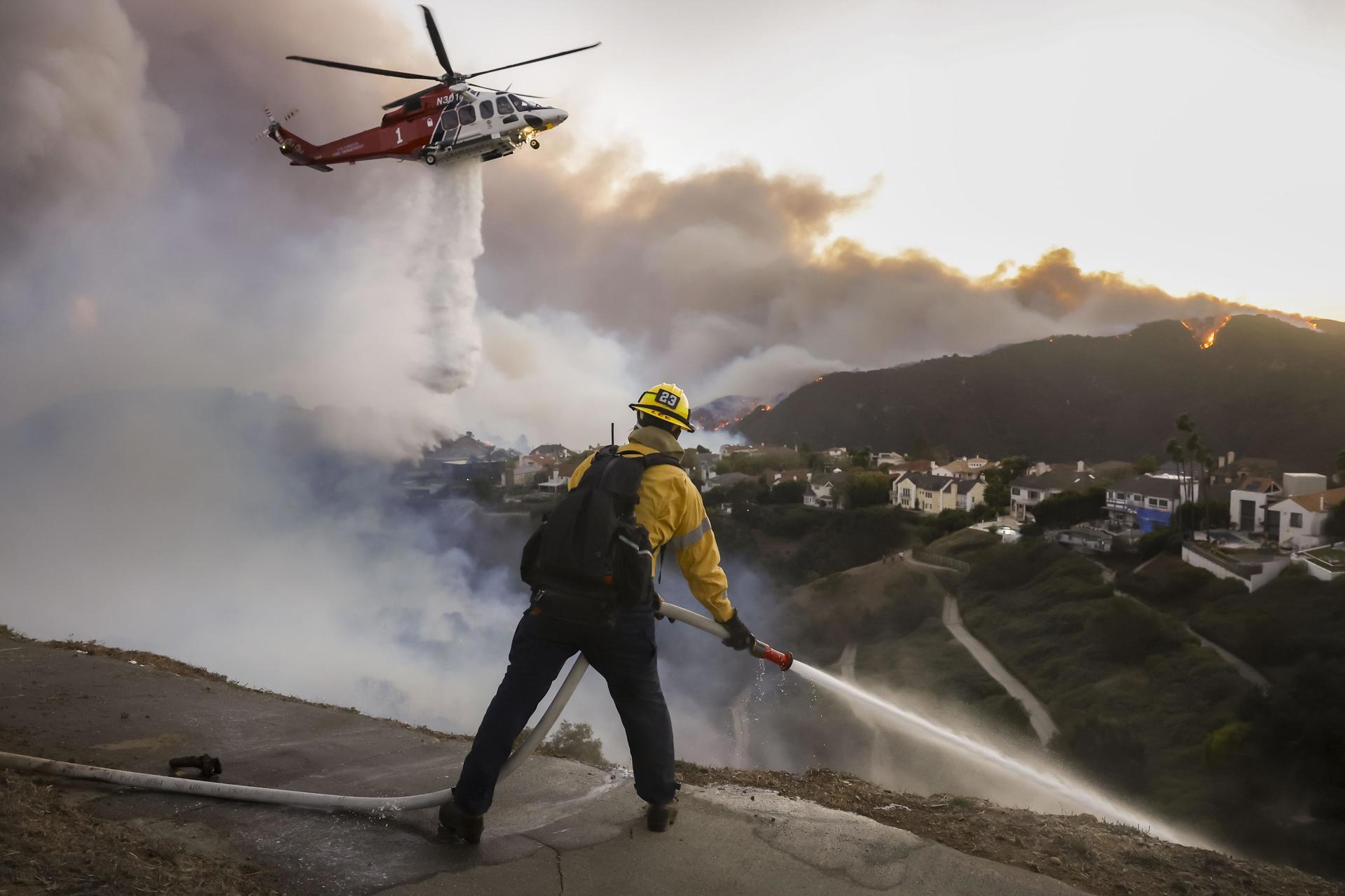 Desalojan a 30 mil residentes de Los Ángeles por incendio que avanza sin control Desalojan a 30 mil residentes de Los Ángeles por incendio que avanza sin control