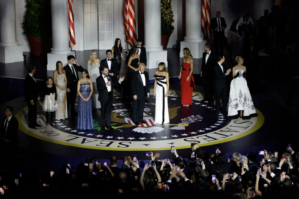 Donald y Melania Trump protagonizan su primer baile presidencial con tintes patriotas - los-trump-conjuntados-en-blanco-y-negro-en-un-primer-baile-con-tintes-patriotas-1024x683
