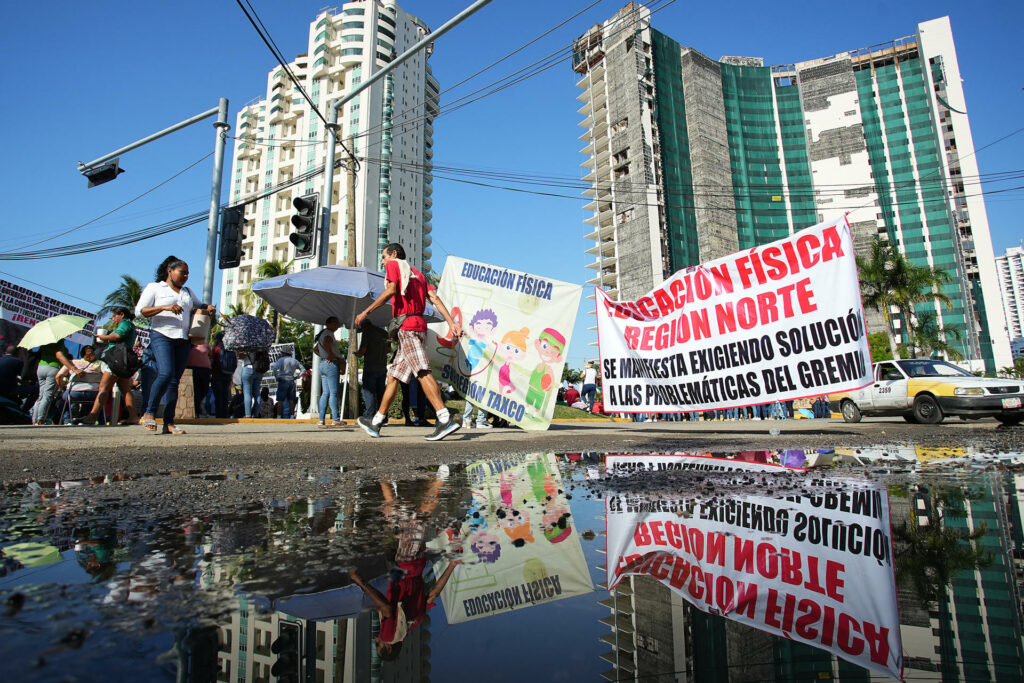Maestros y damnificados por huracanes protestan en la visita de Sheinbaum a Acapulco - manifestacion-durante-visita-de-la-presidenta-claudia-sheinbaum-a-acapulco-1024x683