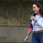 María Corina Machado pide a funcionarios que “bajen las armas” y acompañen “la libertad de Venezuela”