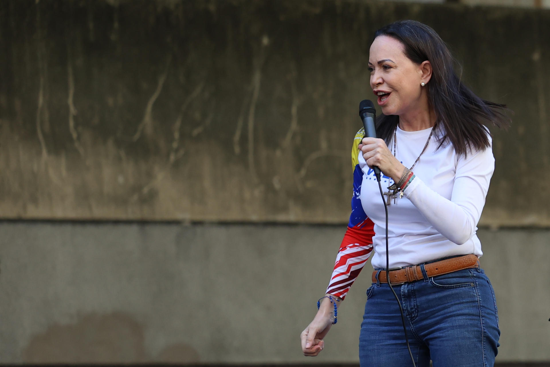 María Corina Machado pide a funcionarios que “bajen las armas” y acompañen “la libertad de Venezuela”