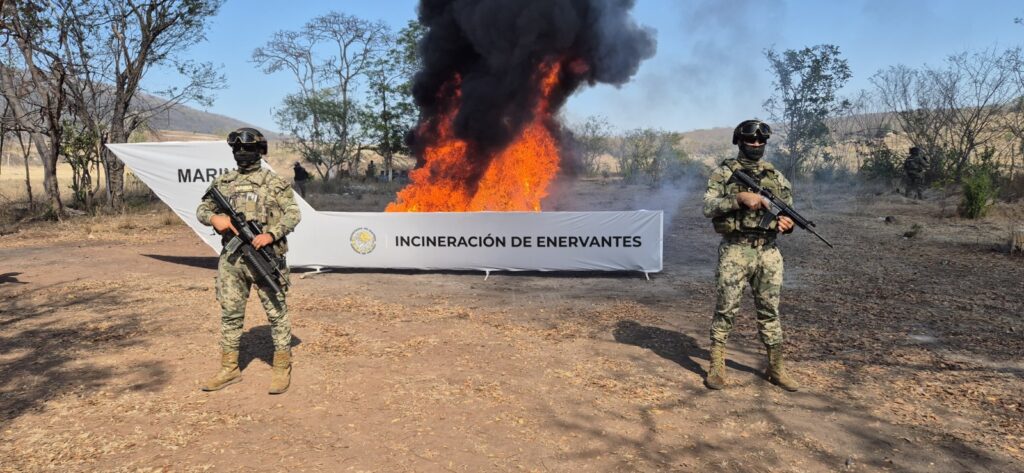 Marina y FGR incineran cocaína, metanfetamina y mariguana en Manzanillo, Colima - marina-y-fgr-incineran-cocaina-metanfetamina-y-mariguana-en-manzanillo-colima-3-1024x473
