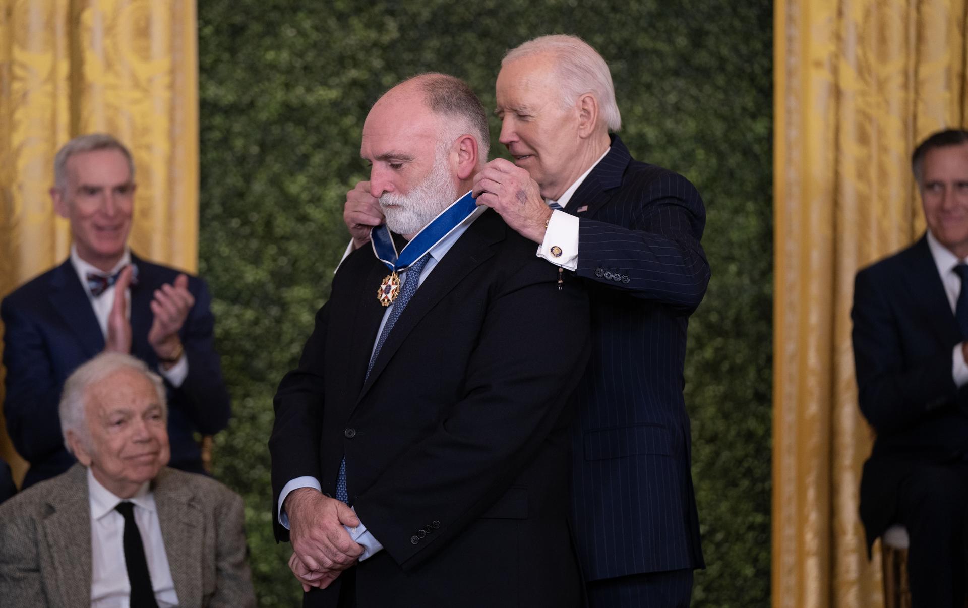 Biden condecora al chef José Andrés, ‘Magic’ Johnson, Bono y otras personalidades con la Medalla Presidencial de la Libertad
