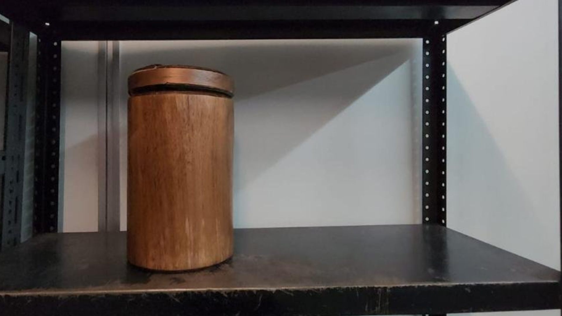 Metro de la CDMX resguarda urna funeraria presuntamente olvidada en convoy