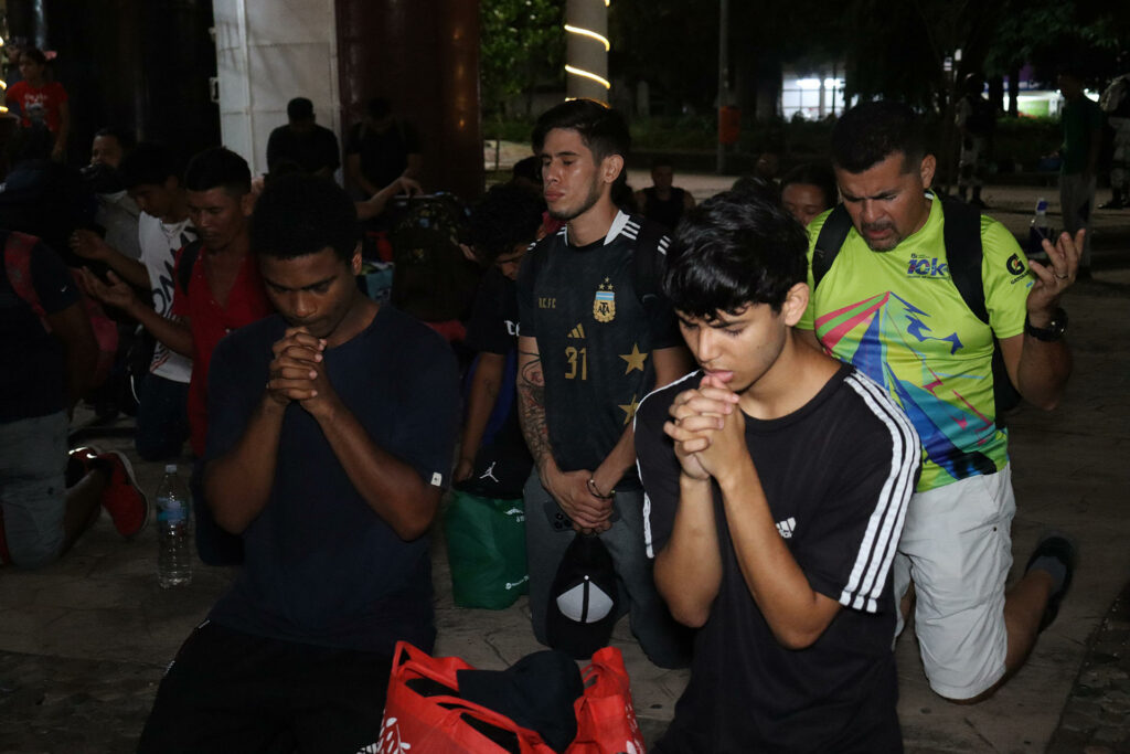 Caravana migrante sale de Chiapas hacia EE.UU. a una semana del regreso de Trump - migrantes-rezan-previo-a-partir-en-caravana-rumbo-a-eeuu-1024x683