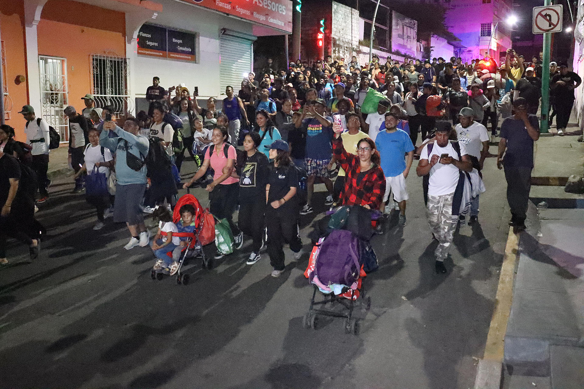 Nueva caravana de migrantes sale de Tapachula pese a restricciones de EE.UU.