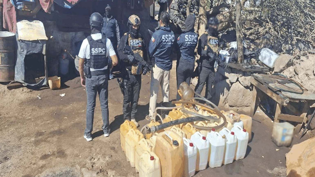 Detienen en Edomex a nueve personas por venta ilegal de combustible Detienen en Edomex a nueve personas por venta ilegal de combustible