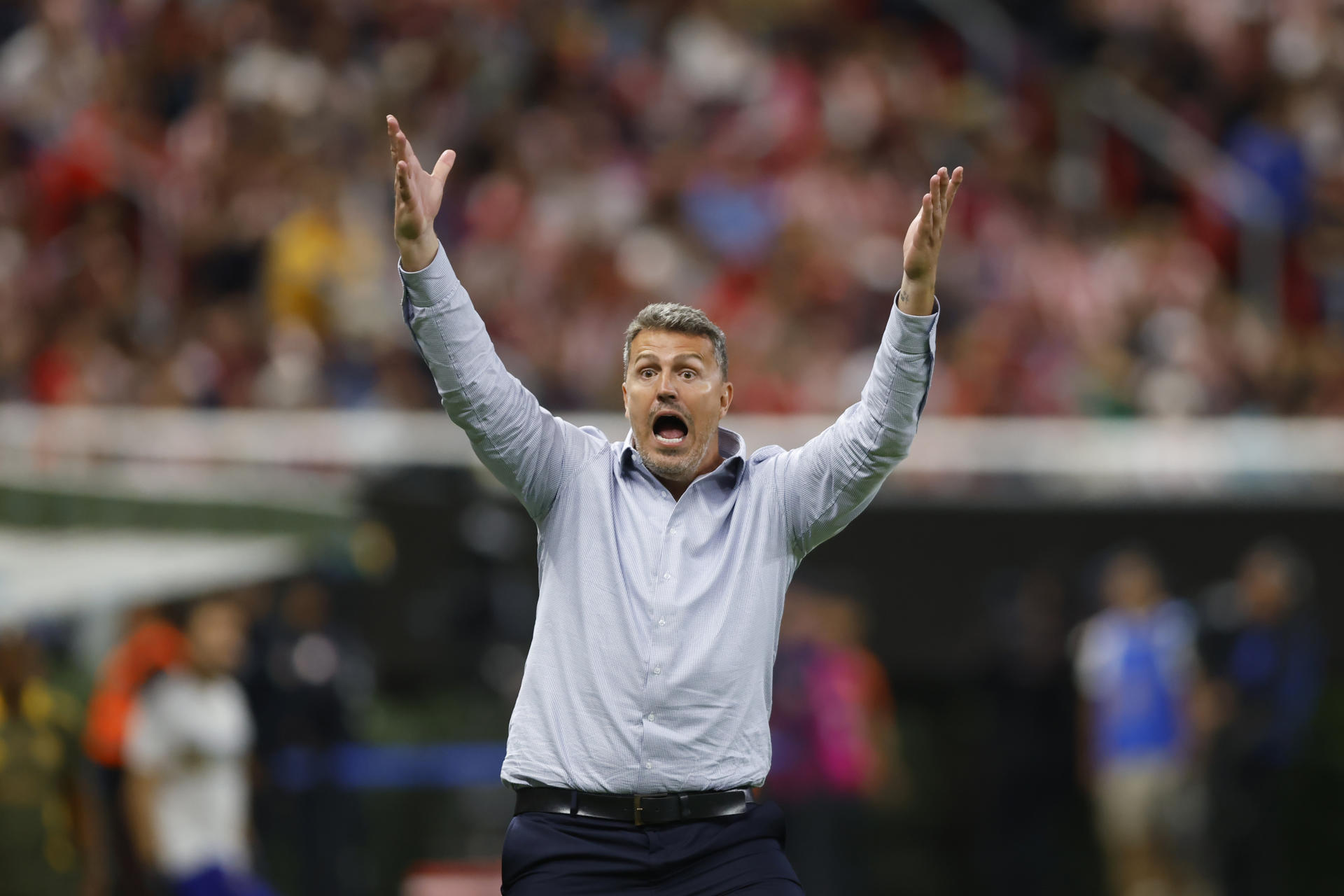 Suspenden a Óscar García, DT de Chivas, tres partidos Suspenden a Óscar García, DT de Chivas, tres partidos