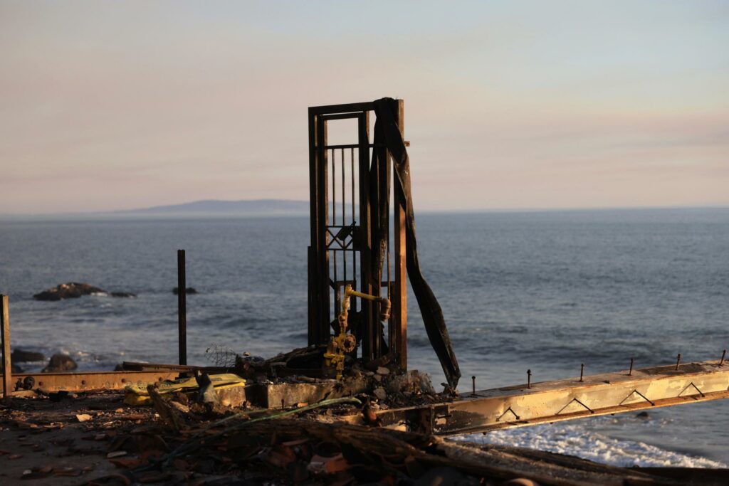 Pacific Palisades, el barrio de ricos y famosos que los incendios redujeron a ceniza - pacific-palisades-el-barrio-de-ricos-y-famosos-que-los-incendios-redujeron-a-ceniza-2-1024x683