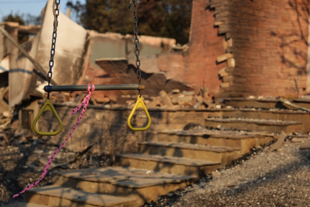 Pacific Palisades, el barrio de ricos y famosos que los incendios redujeron a ceniza - pacific-palisades-el-barrio-de-ricos-y-famosos-que-los-incendios-redujeron-a-ceniza-3-1024x683