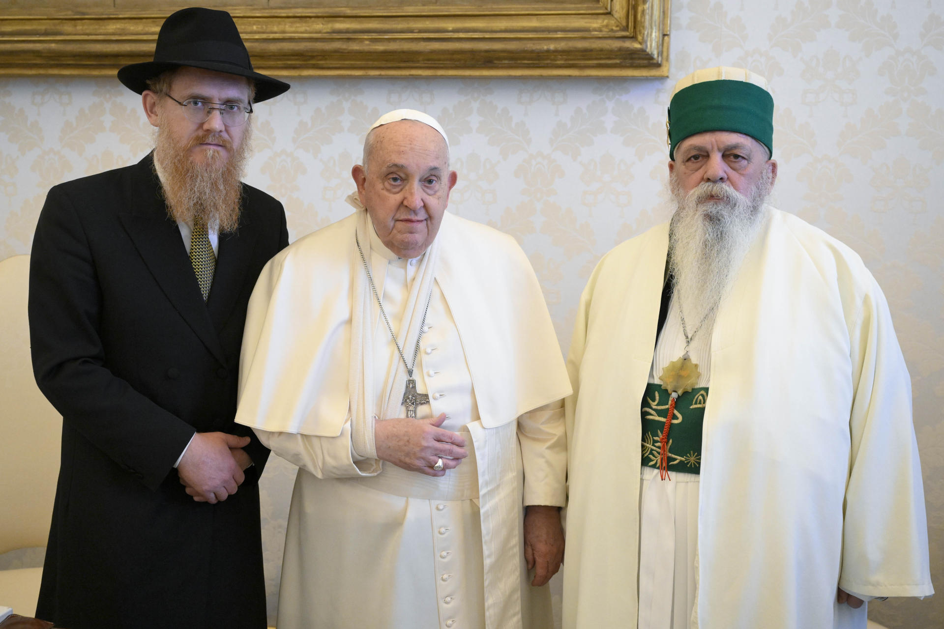 Papa Francisco sufre caída en su residencia; le inmovilizan el brazo por precaución Papa Francisco sufre caída en su residencia; le inmovilizan el brazo por precaución