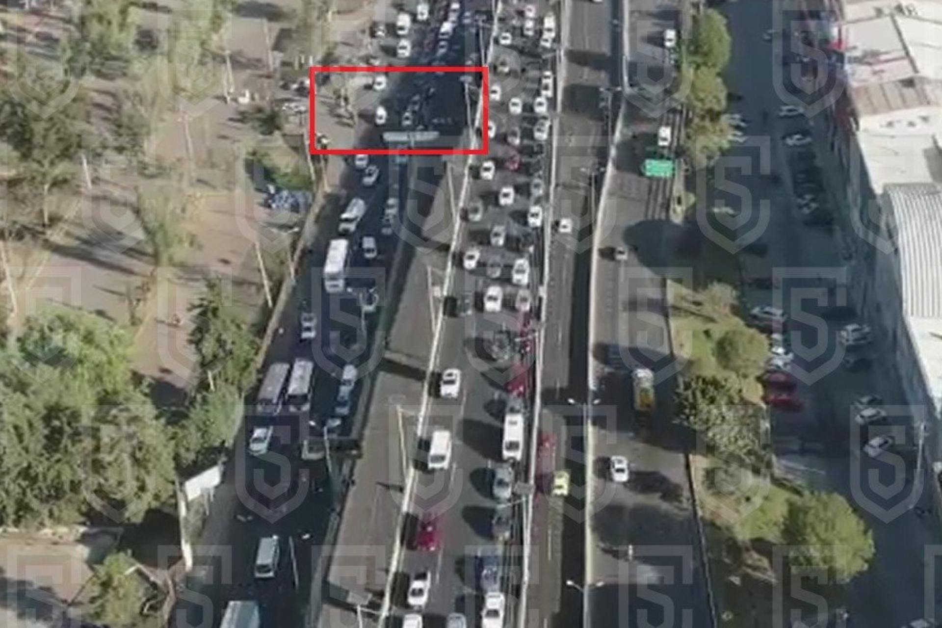 Manifestantes bloquean Periférico Norte; ocasiona filas de hasta 9 kilómetros de autos