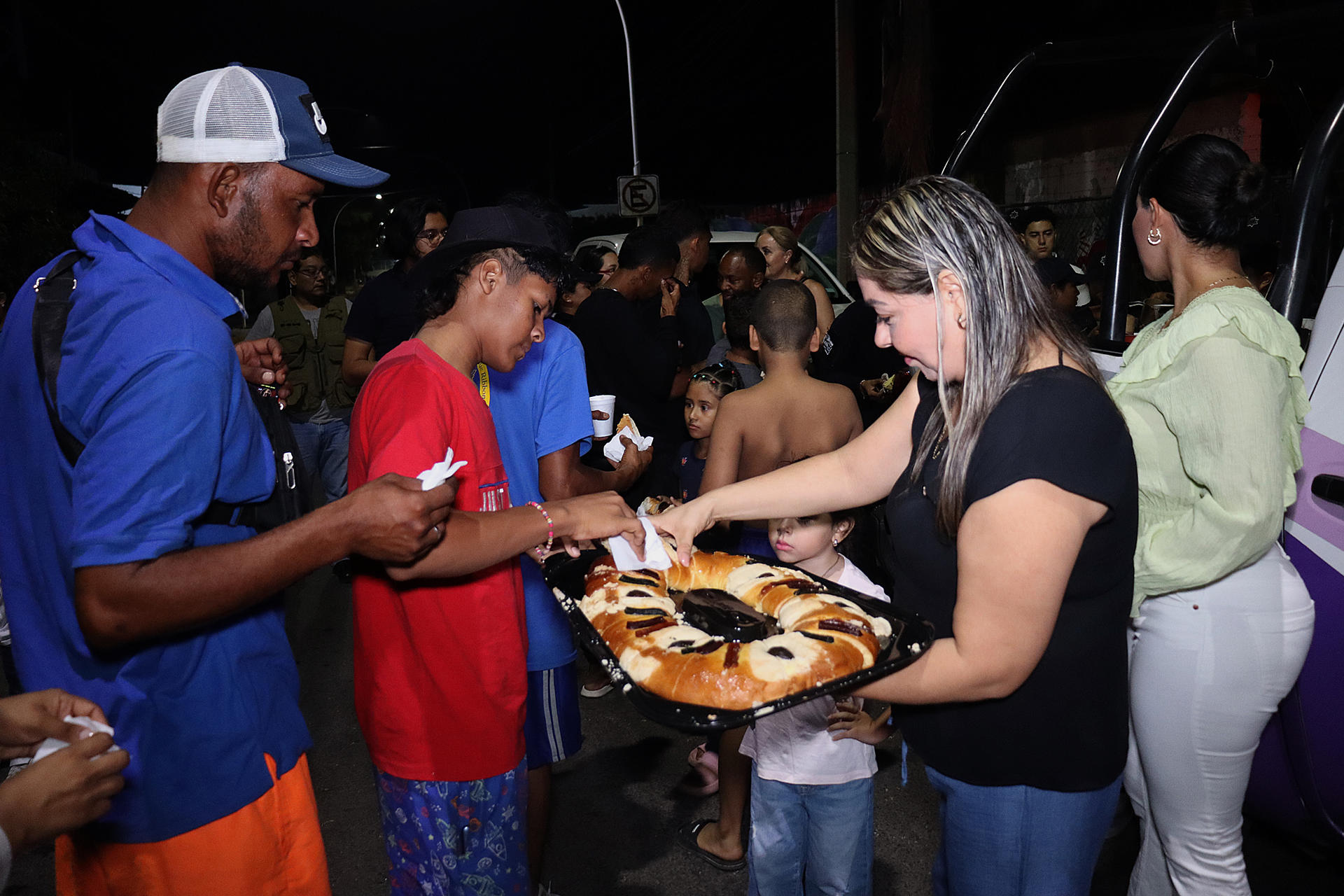 Policías llevan rosca de Reyes a migrantes varados en la frontera sur