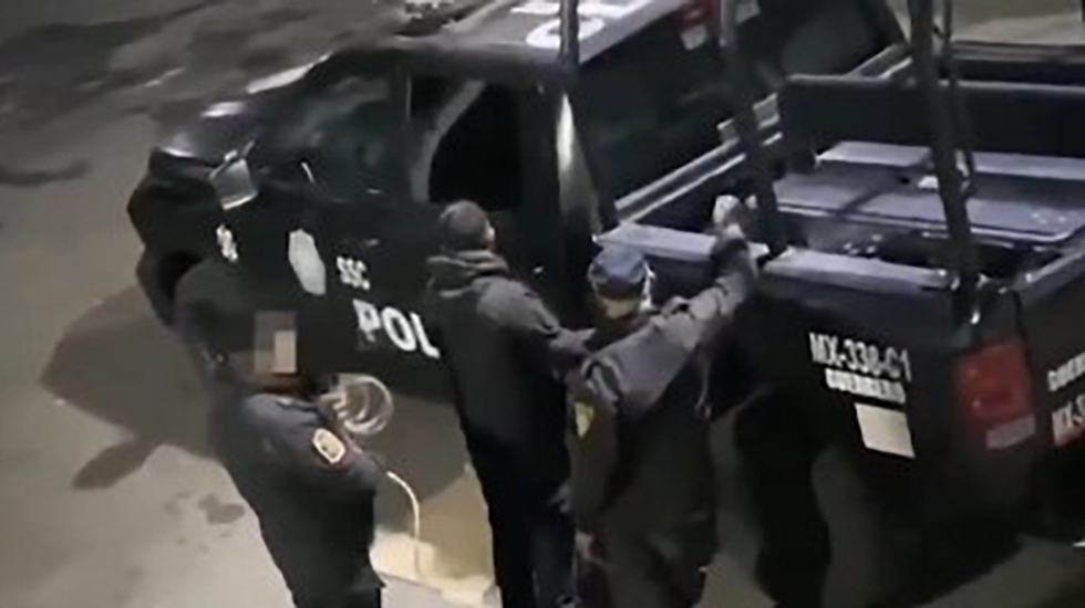 #Video Policías roban gasolina a patrullas; SSC-CDMX abre investigación