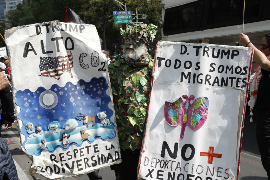 Activistas queman piñata de Trump frente a Embajada de EE.UU. en México - protesta-contra-donald-trump-en-la-ciudad-de-mexico-1024x683