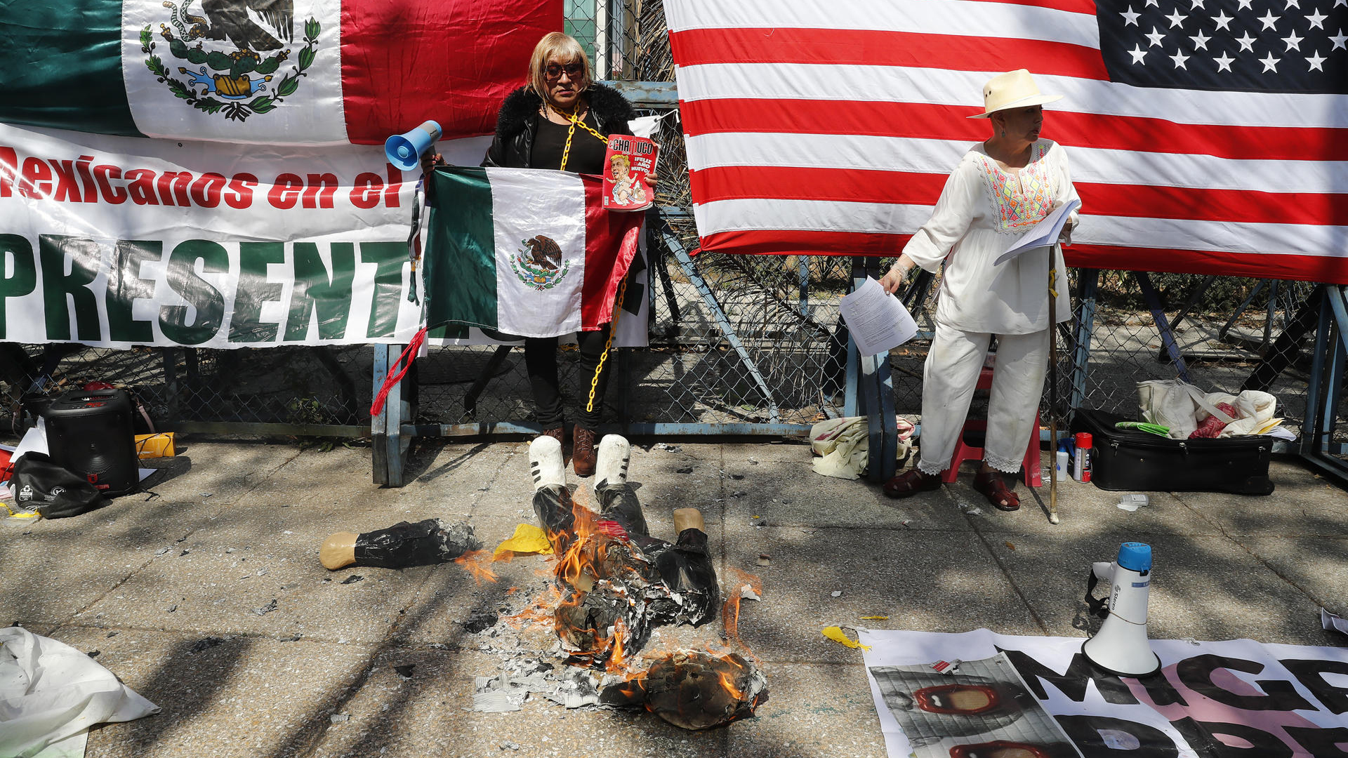 Activistas queman piñata de Trump frente a Embajada de EE.UU. en México