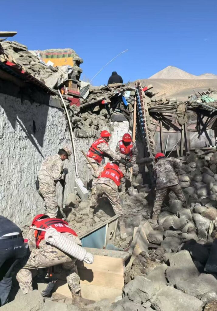 Cifra de muertos por el terremoto en el Tíbet se eleva a 126 - rescate-de-cuerpos-tras-sismo-en-el-tibet-714x1024