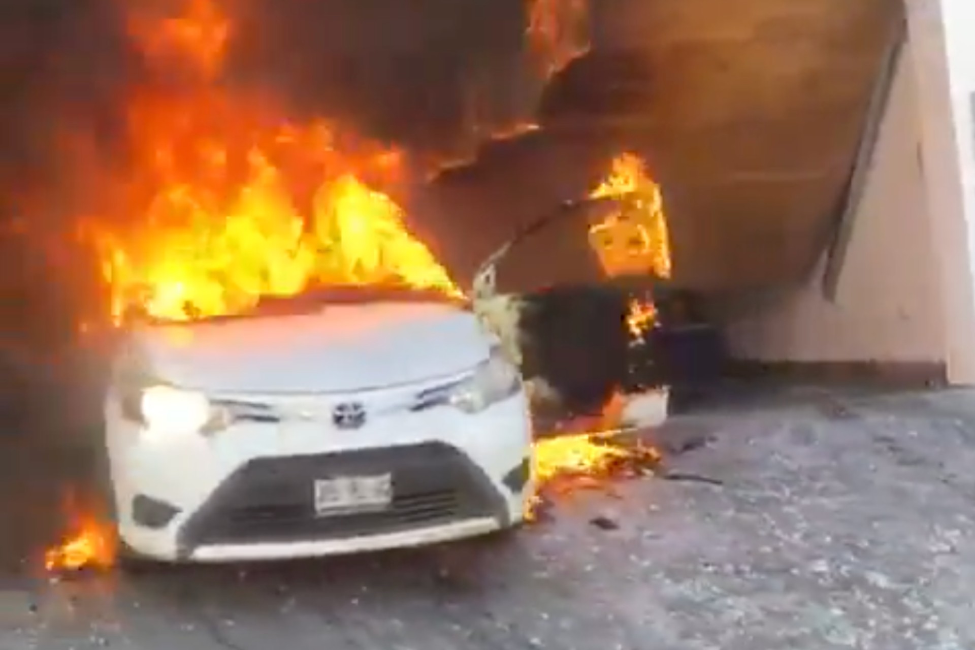 Balean e incendian una residencia en Culiacán, Sinaloa Balean e incendian una residencia en Culiacán, Sinaloa