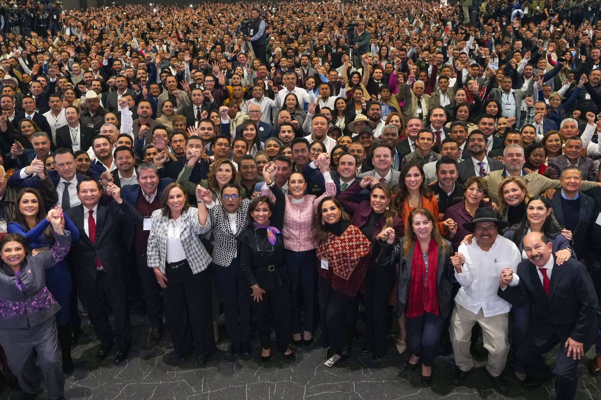 Sheinbaum pide unidad a alcaldes y gobernadores para atender inseguridad, agua e indígenas Sheinbaum pide unidad a alcaldes y gobernadores para atender inseguridad, agua e indígenas