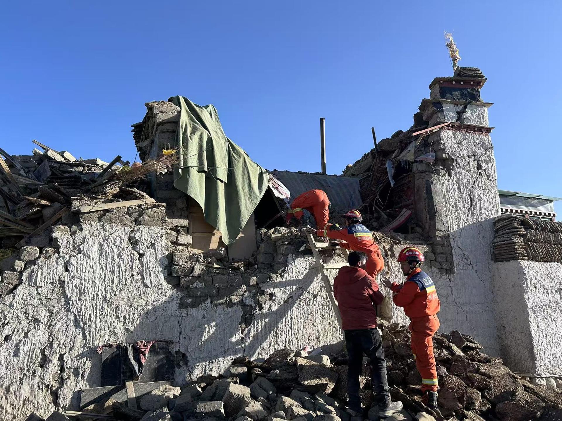Aumentan a 95 los muertos tras el sismo de magnitud 6.8 en la región china del Tíbet
