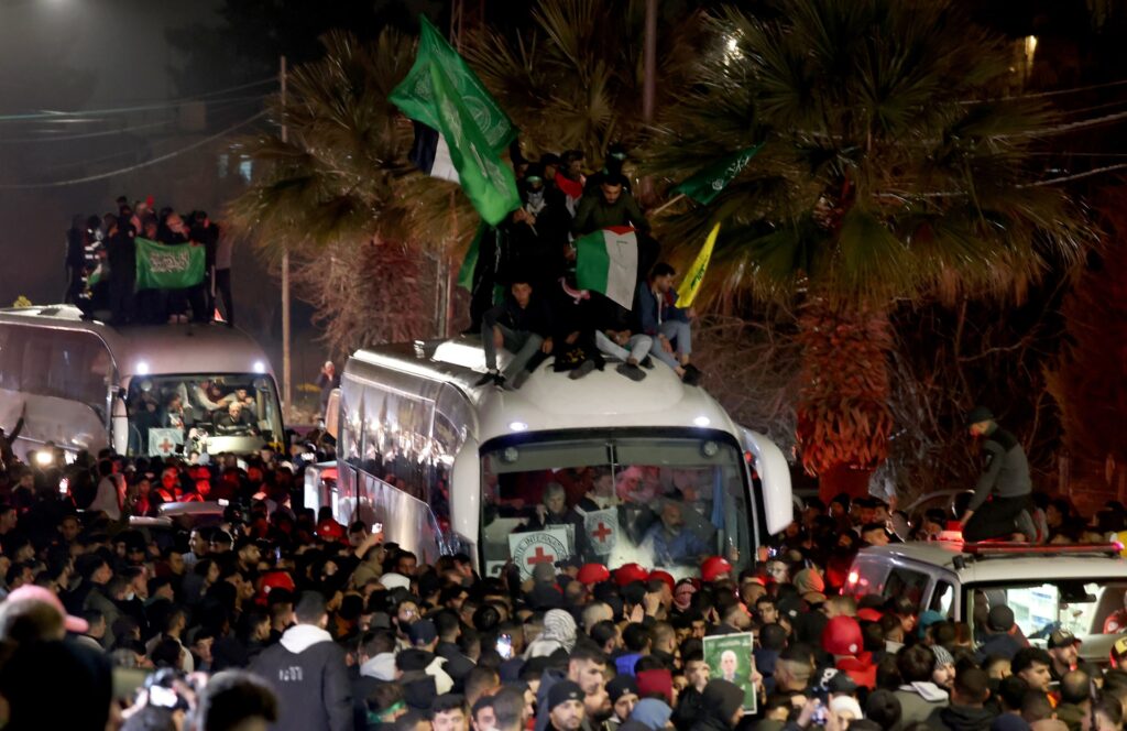 Tres rehenes israelíes y 90 presos palestinos, libres en primer día de alto el fuego en Gaza - tres-rehenes-israelies-y-90-presos-palestinos-libres-en-primer-dia-de-alto-el-fuego-en-gaza-1024x664