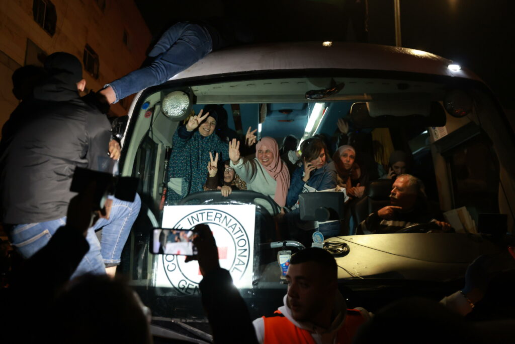 Tres rehenes israelíes y 90 presos palestinos, libres en primer día de alto el fuego en Gaza - tres-rehenes-israelies-y-90-presos-palestinos-libres-en-primer-dia-de-alto-el-fuego-en-gaza-2-1024x683