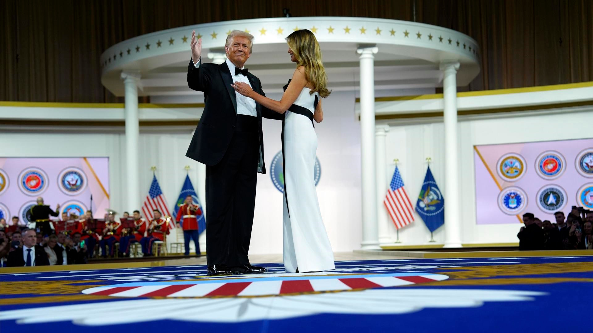 Donald y Melania Trump protagonizan su primer baile presidencial con tintes patriotas