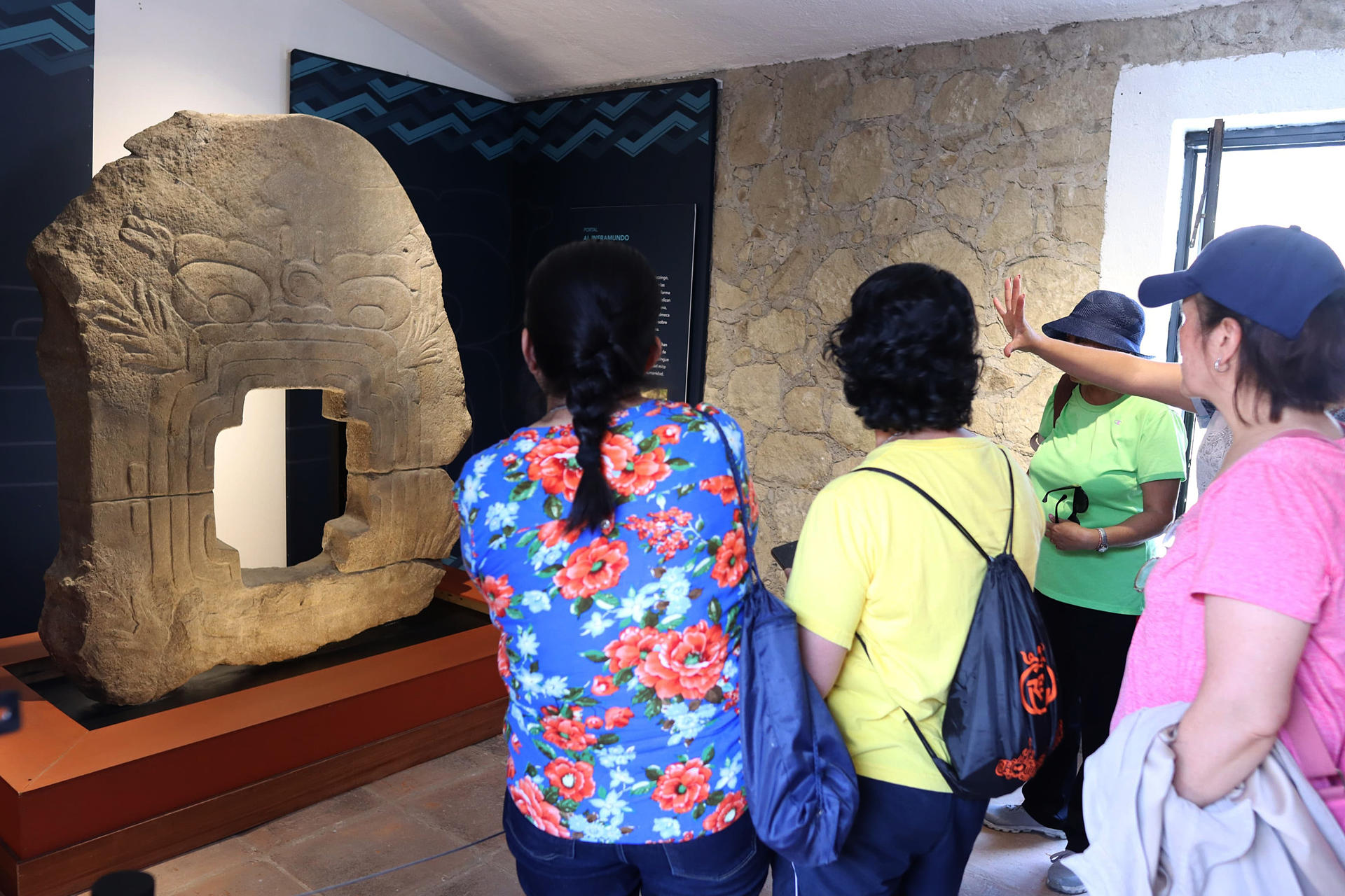 Museo de Morelos exhibe monolito ‘Portal del Inframundo’ esculpido hace 2 mil 500 años