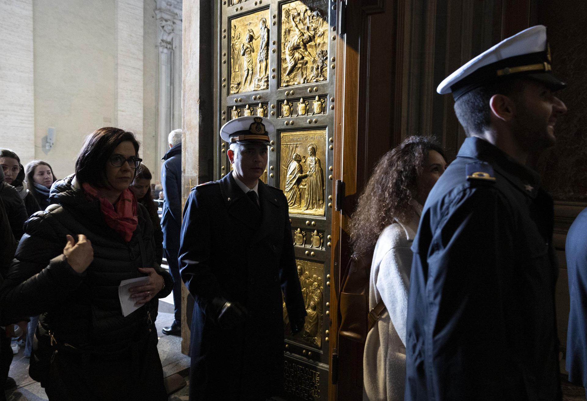 Soldados y policías cruzan la Puerta Santa vaticana por el Jubileo de las Fuerzas Armadas
