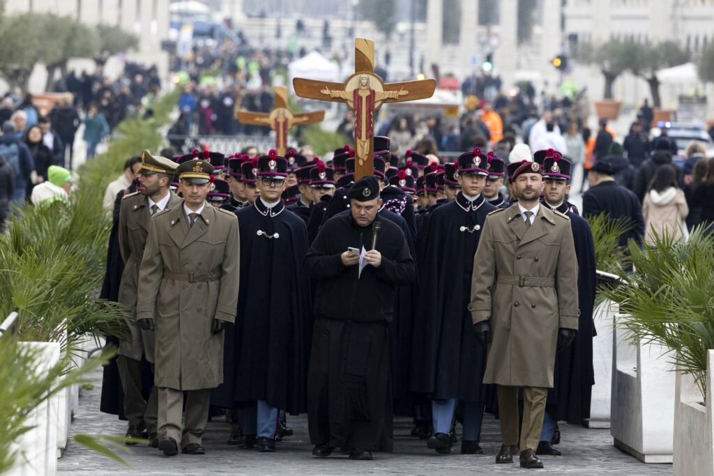 Soldados y policías cruzan la Puerta Santa vaticana por el Jubileo de las Fuerzas Armadas - 39b9f017e4a834ae36e9b9b36ee6f5032c156655w-1024x683