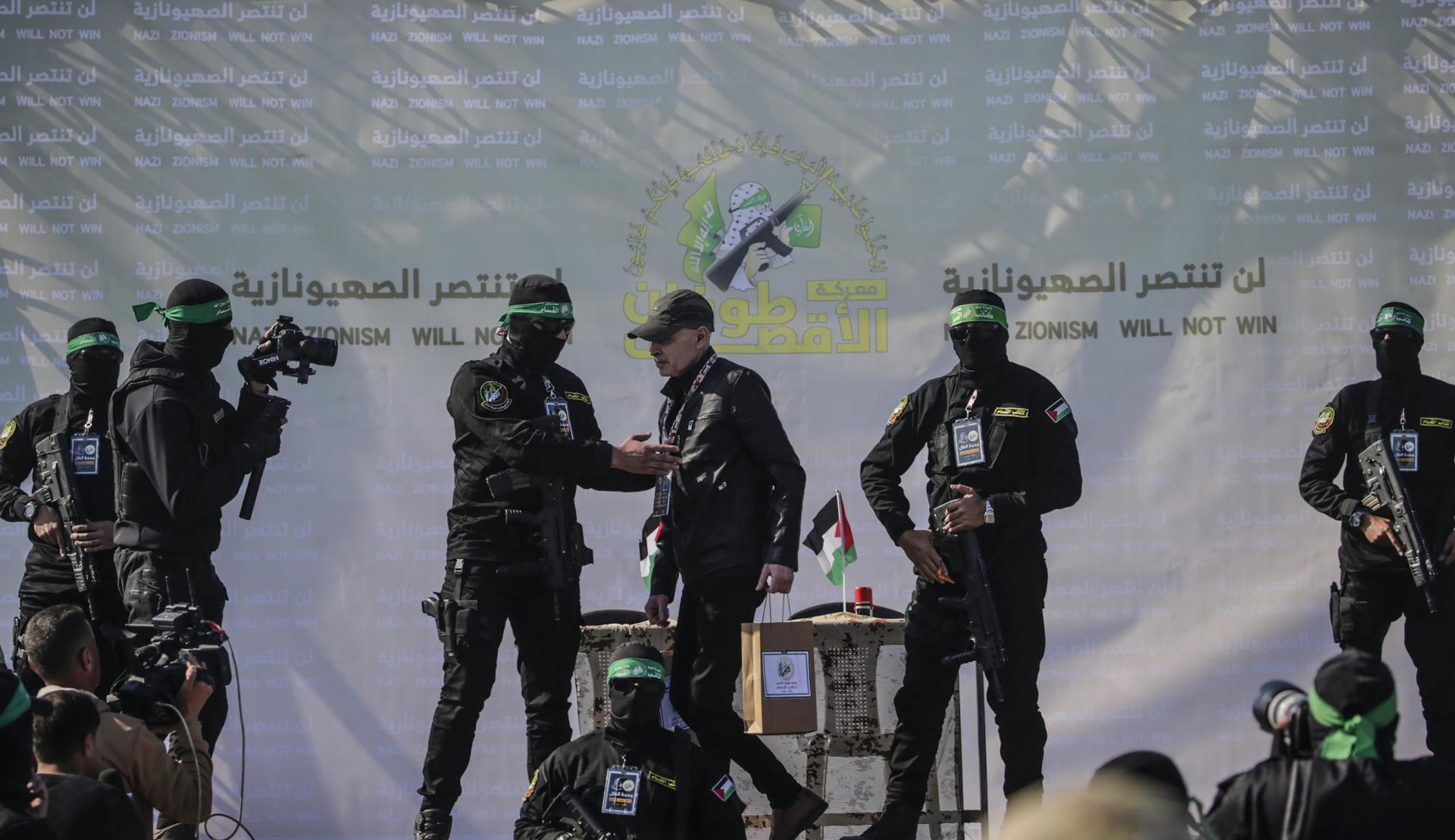 Exrehén israelí-estadounidense Keith Siegel cruza desde Gaza a Israel Exrehén israelí-estadounidense Keith Siegel cruza desde Gaza a Israel