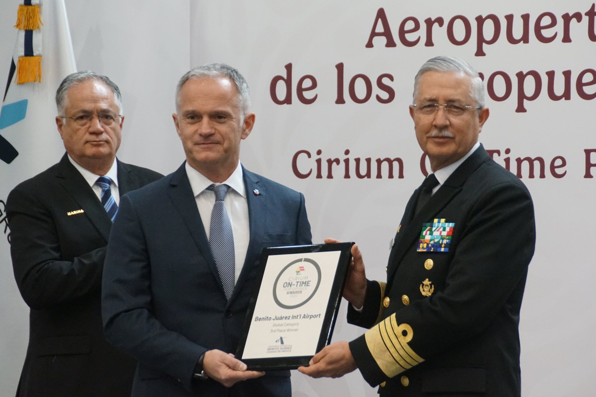AICM recibe premio por ser el tercer aeropuerto más puntual del mundo AICM recibe premio por ser el tercer aeropuerto más puntual del mundo