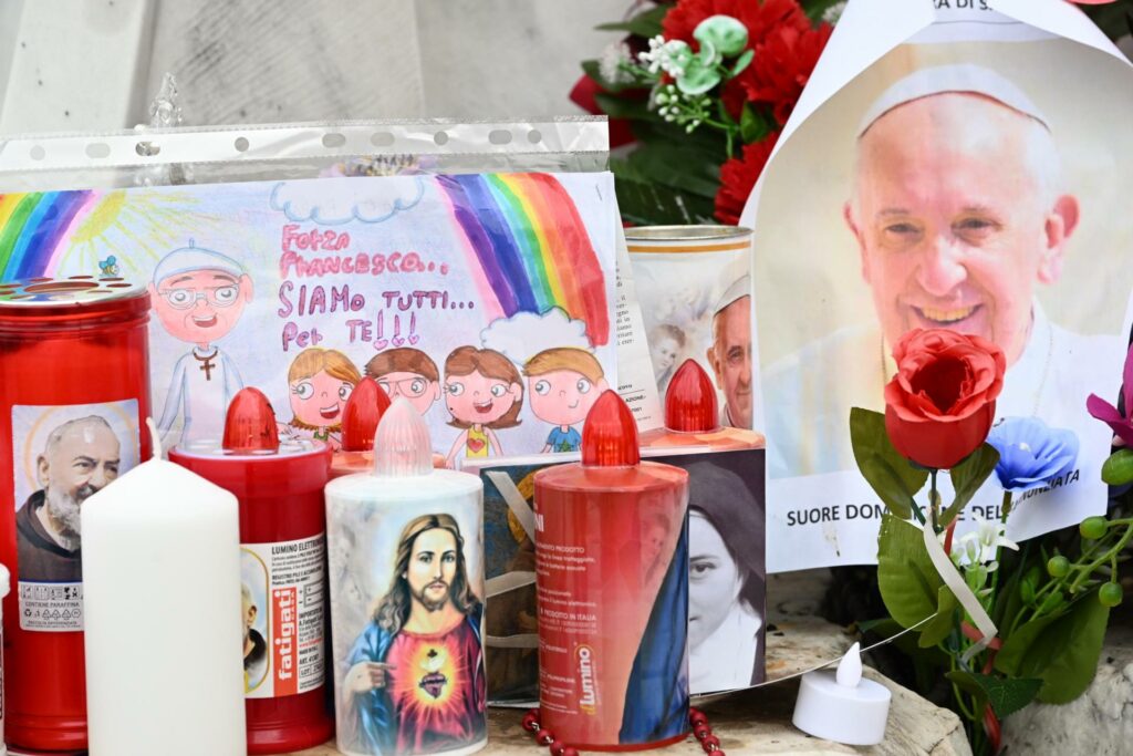 Globos, flores y oraciones: crece el altar improvisado al papa Francisco en el hospital Gemelli - altar-improvisado-en-el-hospital-gemelli-1024x683