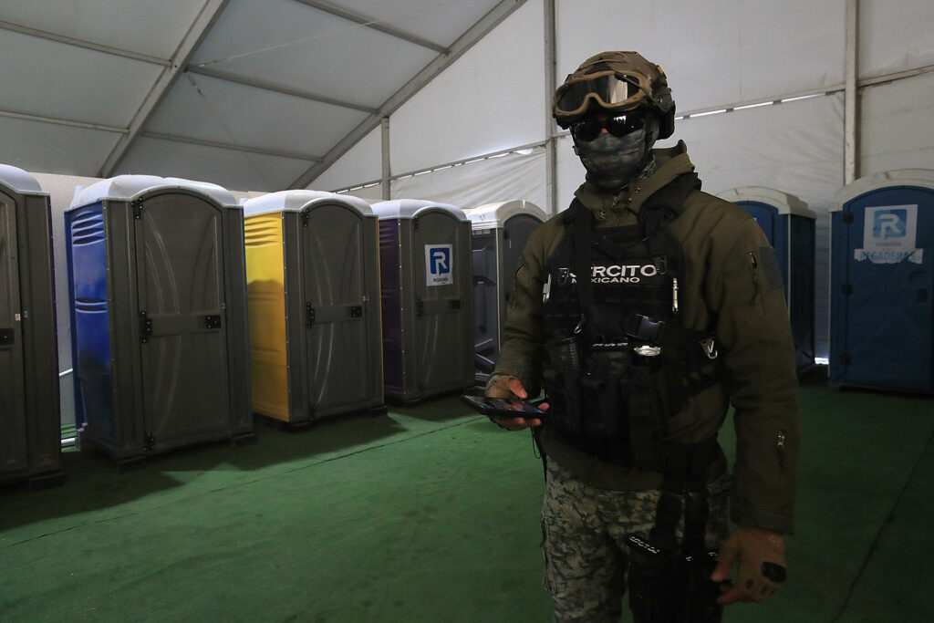 Abren en Ciudad Juárez centro para recibir a deportados por Trump - banos-de-centro-de-ayuda-en-ciudad-juarez-para-mexicanos-deportados-1024x683