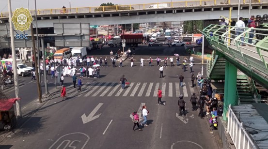 Trabajadores de la salud bloquean Circuito Interior; se enfrentan a policías