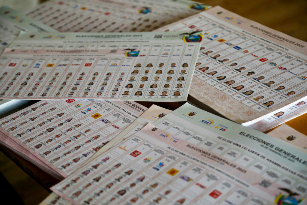 Ecuador decide unas elecciones polarizadas entre el presidente Noboa y González - boleta-electoral-de-ecuador-1024x683