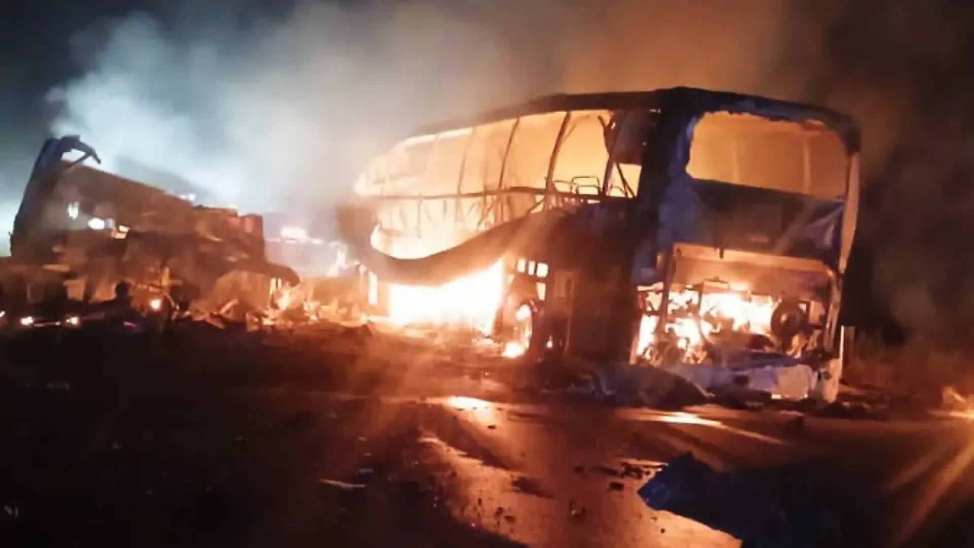 Choque entre autobús y tráiler en la carretera Escárcega-Villahermosa deja 35 muertos Choque entre autobús y tráiler en la carretera Escárcega-Villahermosa deja 35 muertos