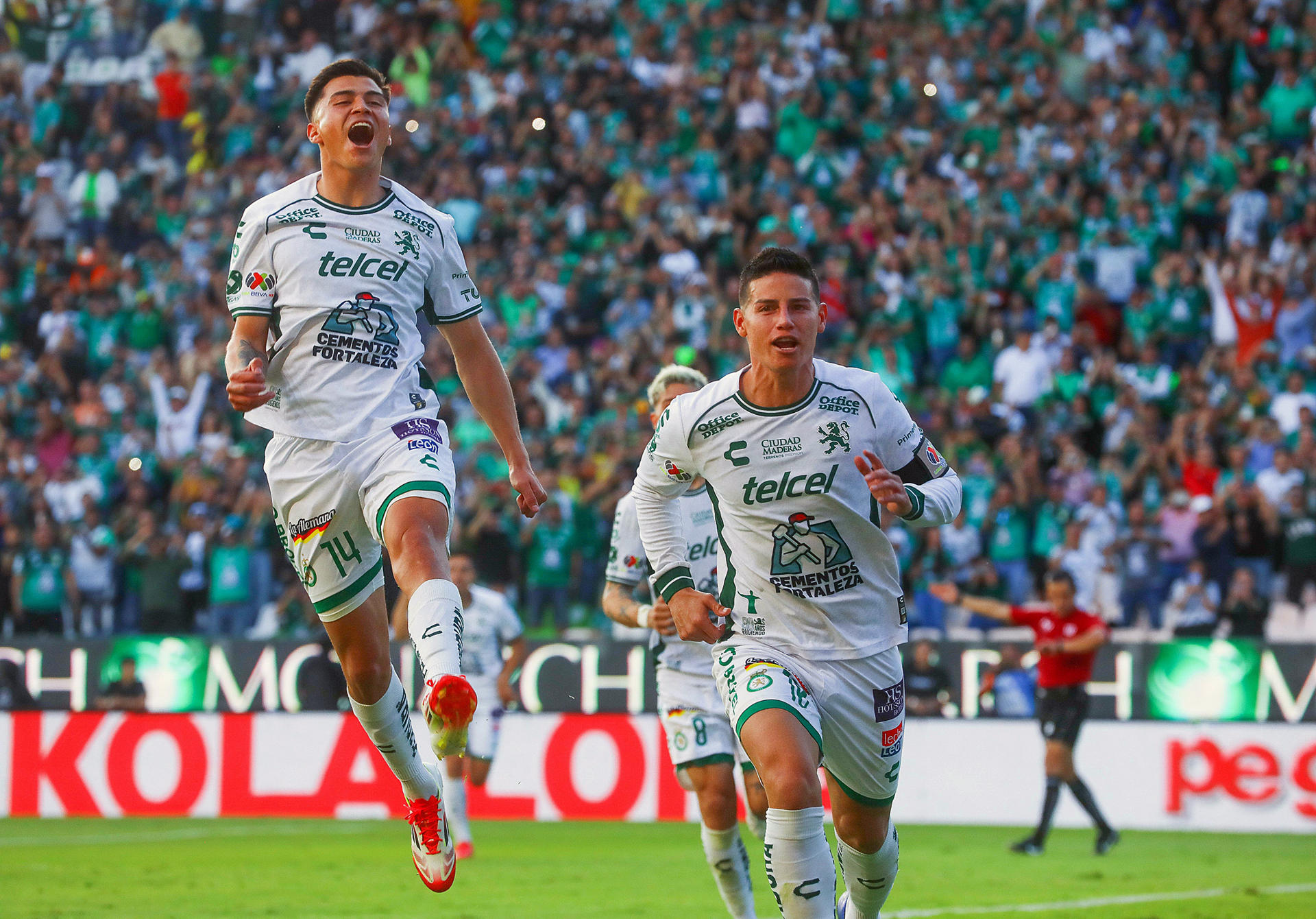 El mundialista colombiano James Rodríguez, en el equipo ideal del fútbol mexicano