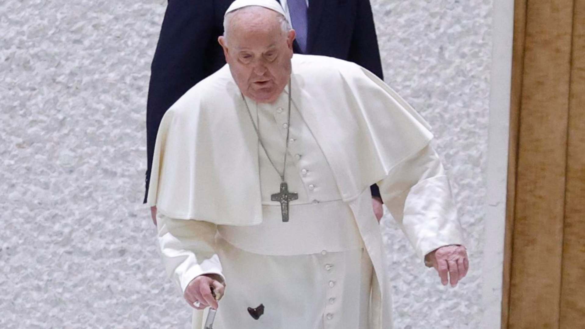 El papa Francisco evita caída tras percance con su bastón durante audiencia en el Vaticano El papa Francisco evita caída tras percance con su bastón durante audiencia en el Vaticano