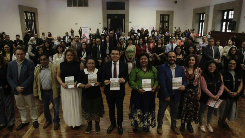 El subsecretario Arturo Medina presenta el cuadernillo “Las personas gitanas”