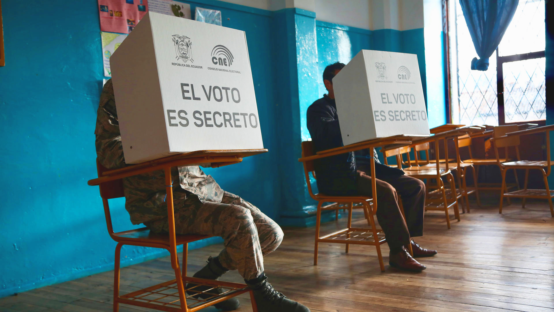 Ecuador decide unas elecciones polarizadas entre el presidente Noboa y González