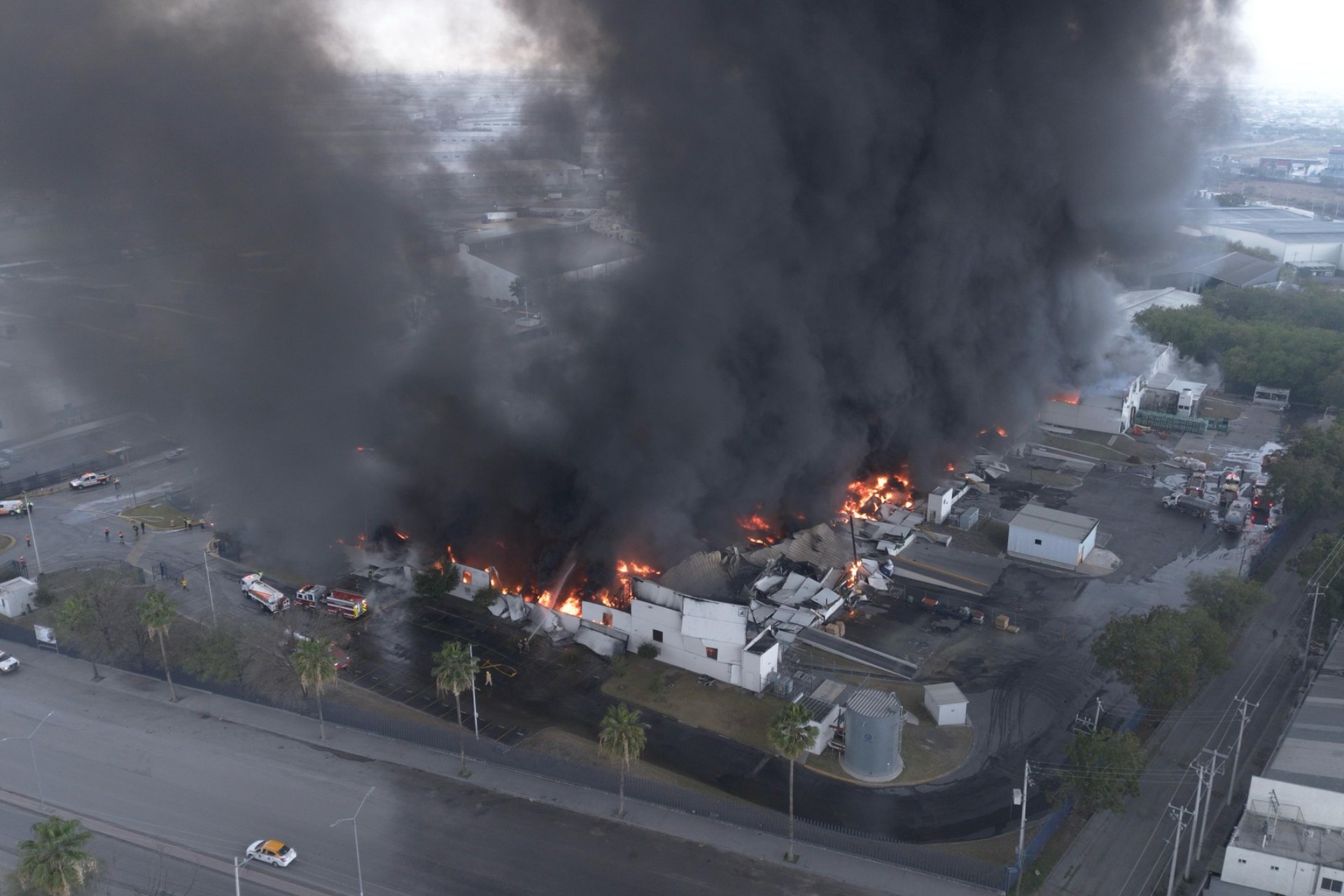 Sin lesionados tras incendio de fábrica en Apodaca, Nuevo León Sin lesionados tras incendio de fábrica en Apodaca, Nuevo León