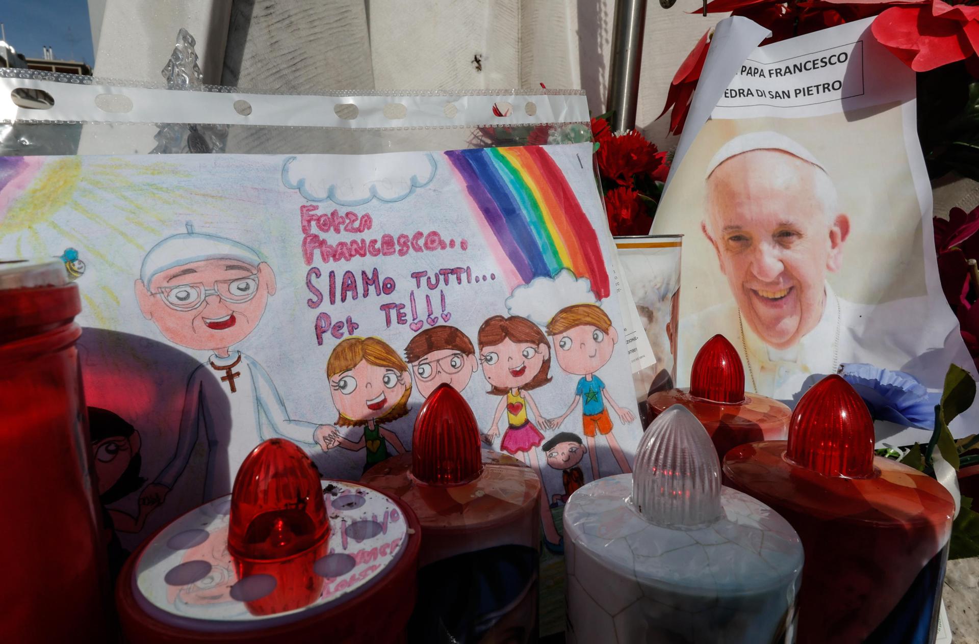 Papa Francisco sigue con su tratamiento, de buen humor; Vaticano organiza un rezo