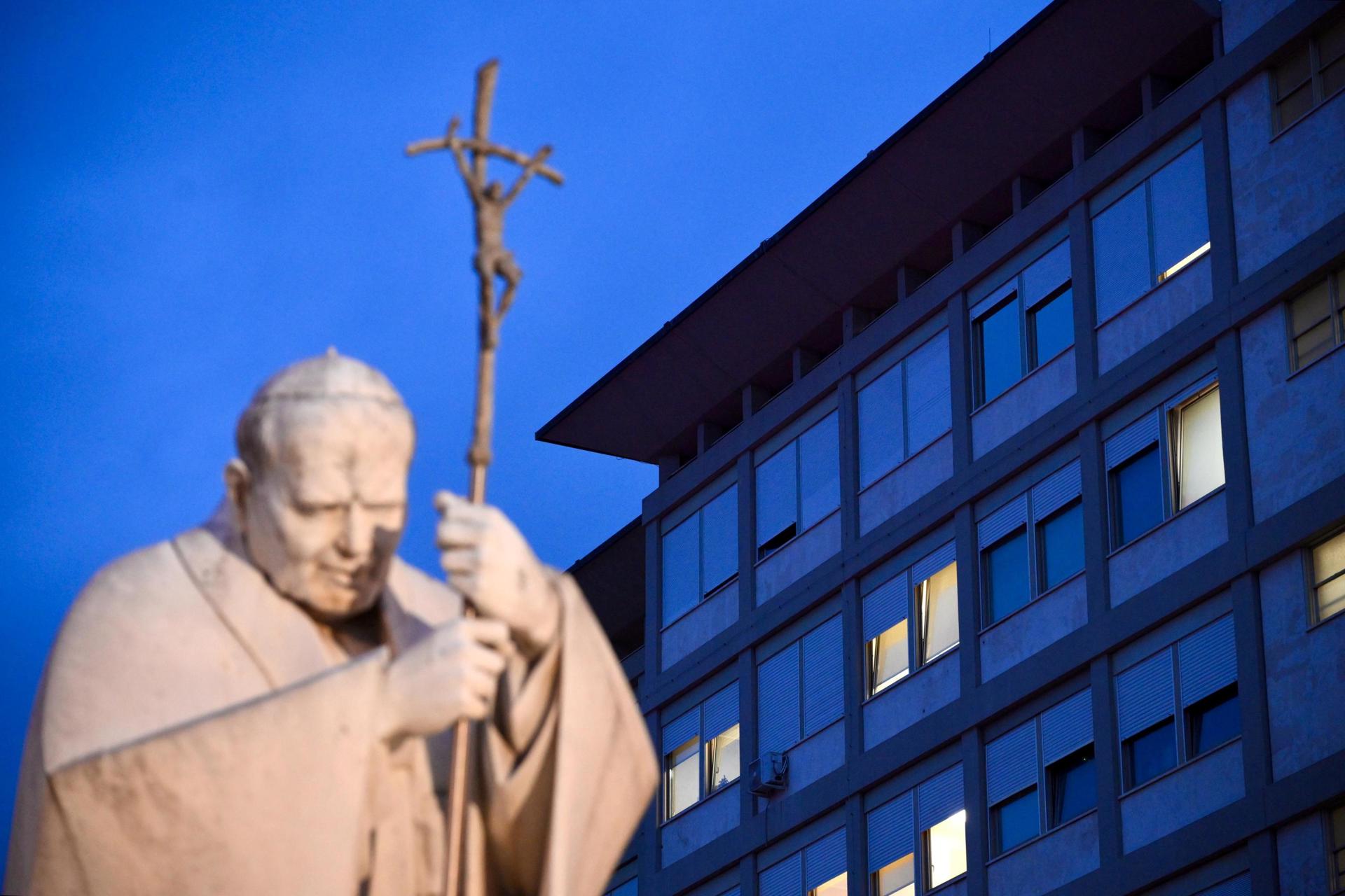 Papa Francisco sigue estable; continúa con tratamiento y su actividad laboral en el hospital Papa Francisco sigue estable; continúa con tratamiento y su actividad laboral en el hospital