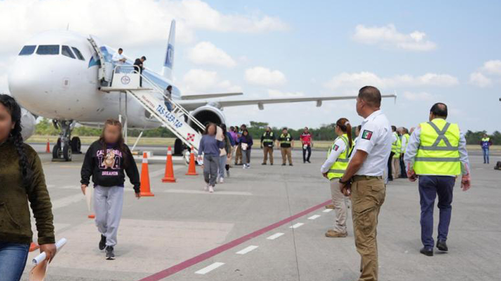 Mexicanos deportados denuncian que el Gobierno de Trump los maltrató y mantuvo esposados