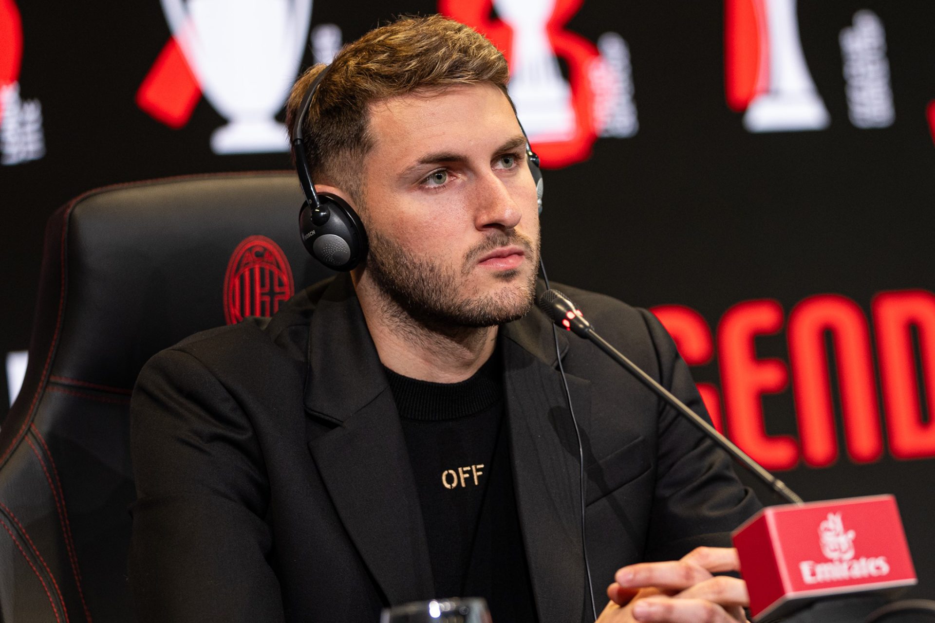 “Es como un traje a la medida, quiero dejar huella”: Santiago Giménez es presentado con el Milan “Es como un traje a la medida, quiero dejar huella”: Santiago Giménez es presentado con el Milan