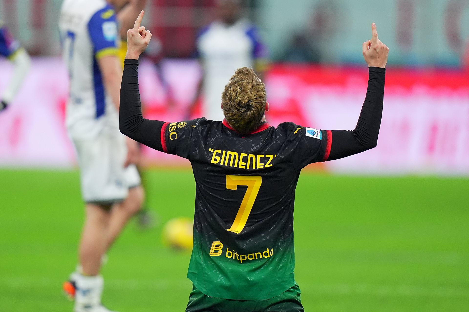 Santiago Giménez le da tres puntos vitales al Milan