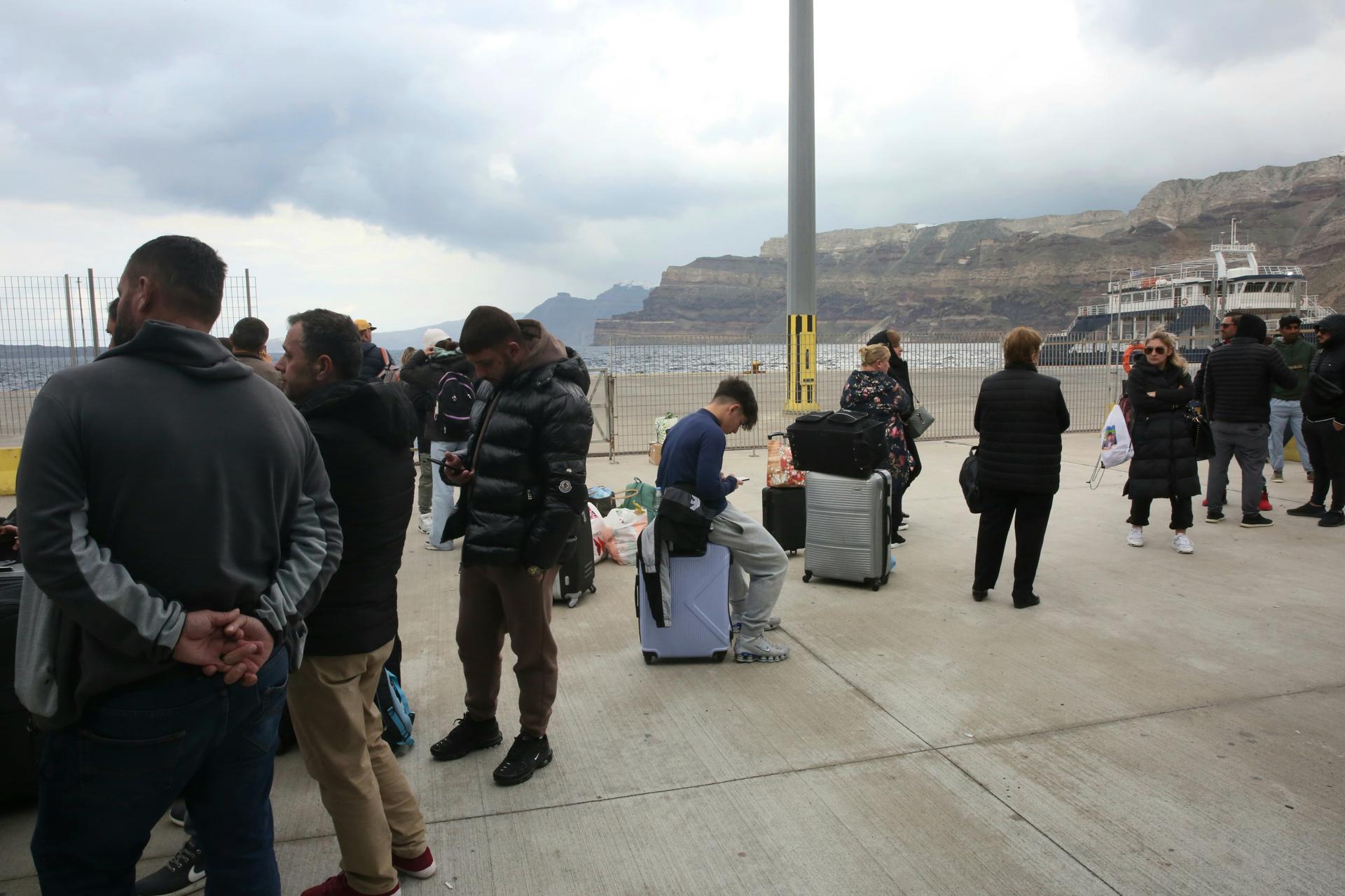 Nueve mil personas abandonaron la isla griega de Santorini por temor a oleada de sismos