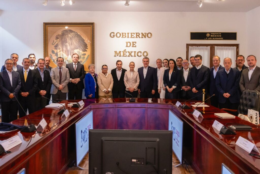 Sheinbaum se reúne con integrantes del CCE en Palacio Nacional